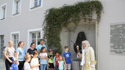 Bild: frd
Klaus Habl begrüßte die Teilnehmer im historischen Kostüm vor dem Doktor-Eisenbarth-Brunnen am Marktplatz.
Bild: frd