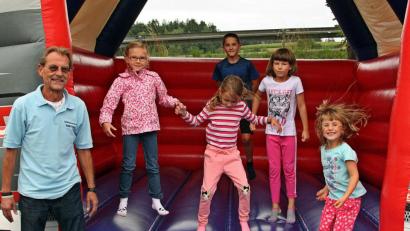 Bild: zer
Die Kinder haben ihren Spaß am Familiennachmittag auf und vor der Hüpfburg. Siedlerchef Heribert Schiller (links) freut sich über die gute Stimmung.