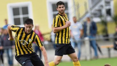 Bild: Alfred Schwarzmeier
Der Kulmainer Christoph Dumler (links) setzt sich hier gegen einen Raigeringer durch. Die Partie vorige Woche verlor die Kaufmann-Truppe mit 2:3. Auch diesmal wird es schwer, etwas Zählbares zu holen, denn schließlich kommt mit der SpVgg SV Weiden II der Tabellenführer nach Kulmain.