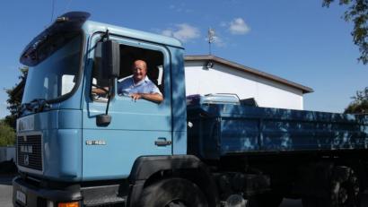 Bild: fua
Rupert Leiß ist mit 85 Jahren immer noch so viel mit seinem LKW unterwegs, dass er monatlich 30 Tausend Liter Diesel tanken muss.