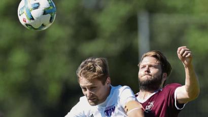 Bild: af
Die SpVgg Schirmitz – hier ein Bild von der 0:2-Niederlage gegen den TSV Detag Wernberg mit Benedikt Sehr (Schirmitz/rechts) gegen Thimo Luff (TSV) – ist unter Zugzwang. Die Dütsch-Elf will deshalb beim TSV Kastl unbedingt gewinnen.