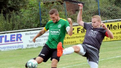 Bild: hho
Spitzenreiter VfB Arzberg (links Korbinian Lang) fertigte am vergangenen Samstag die SG SV Mitterteich II/SV Steinmühle I (rechts Florian Greim) mit 6:0 ab. Am siebten Spieltag gastiert der VfB bei Schlusslicht FC Vorwärts Röslau II, die SG empfängt den TSV Waldershof.