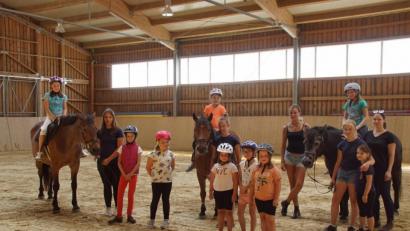 Bild: mmj
In der Reithalle des Pferdesportvereins Oberviechtach hörten die Kinder vieles über den Umgang mit Pferden.