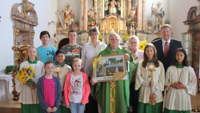 Bild: aun
Bei der Verabschiedung nach der Messfeier mit (vorne, von links) Ministranten, Pfarrer Josef Kanovsky ,Ministranten sowie (hinten von links)
zwei Ministranten, Gudrun Fischer, Pfarrgemeinderatssprecherin (dritte), Antonia Guttenberger, Mesner (vierte), Stefan Braun, Bürgermeister Kastl (fünfter).