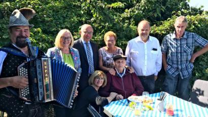 Bild: mef
Josef Lindner (sitzend) feiert im Garten von Schwiegertochter Johanna Lindner den 100. Geburtstag. Es gratuliert nicht nur die weitere Familie mit Tochter Evi Driessen (kniend) und Freia Bachmayer (Dritte von rechts), sondern auch jede Menge örtliche Prominenz.