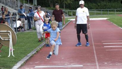 Bild: Hirsch
Die sechsjährige Nike aus Schwarzenfeld bewies beim Bambini-Sportfest ihr Bewegungstalent.