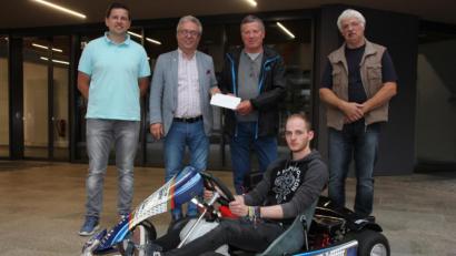 Bild: kro
Einen Zuschuss in Höhe von 1000 Euro gewährte die Marktgemeinde dem MSC Wiesau für den Kauf eines neuen 270er Karts. Unser Bild zeigt von links Jugendbeauftragten Oliver Sturm, Bürgermeister Toni Dutz, MSC-Vorsitzenden Franz Höcht und seinen Stellvertreter Karl-Heinz Dietrich; vorne im Kart MSC-Jugendleiter Johannes Jäger.