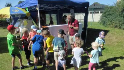 Bild: ser
Reger Betrieb herrscht auf dem Festplatz der Neuhauser Siedler beim Parkfest. Nachmittag kommen vor allem die Kinder auf ihre Kosten. Vorsitzender Sauer schenkt jedem Kind ein großes Seifenblasen-Set.
