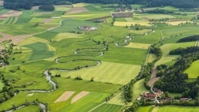 Bild: Josef Merkl/exb
Diese Luftaufnahme von Josef Merkl zeigt die Schwarzach, eingebettet zwischen Dörfern, Wäldern, Wiesen und Feldern, ab dem Ortsrand von Altfalter (links Mitte) in Richtung Pretzabruck (rechts oben).