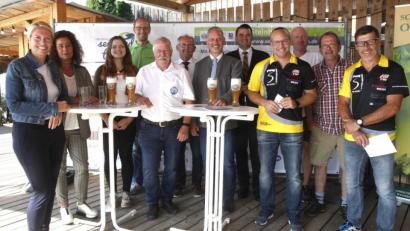 Bild: Hirsch
Veranstalter, Schirmherren und Sponsoren werben für die Teilnahme am dritten Seenland-Triathlon am 8. September am Steinberger See.
