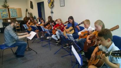 Bild: kwl
Elanvoll musiziert das Gitarren-Ensemble unter Robert Hösl beim Schülervorspiel der Musikschule.