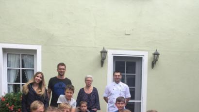 Bild: exb
„Gesunde Brotzeit selbst gemacht“ lautete das Motto der Ferienprogramm-Aktion der SPD Konnersreuth. Zehn Kinder kamen dazu ins Gasthaus "Zum „Kouh-Lenzen“. Mit im Bild (hinten, von links) die SPD-Vorstandsmitglieder Lara Gradl, Wolfgang Pötzl und Anni Kreuzer sowie Gastwirt und Küchenchef Andreas Neumann.