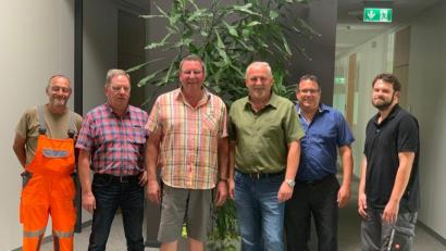 Bild: bk
Roland Geyer, Hans-Georg Schönig, Bürgermeister Ludwig Biller, Geschäftsleiter Claus Hellbach, Florian Rundag (von links) wünschen Alfons Wolfram (Dritter von links) einen schönen Ruhestand.