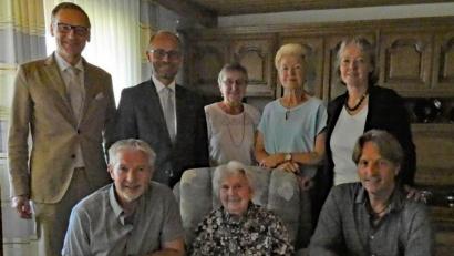 Bild: fua
Jubilarin Anna Plobner (vorne, Mitte) nahm an ihrem Ehrentag Glückwünsche des Bürgermeisters Bernd Sommer und des stellvertretenden Landrats Dr. Alfred Scheidler (hinten, v.l.n.r.) entgegen. Mit ihren beiden Töchtern (hinten, Mitte) Heidemarie und Gerlinde sowie mit ihren Enkeln feierte sie zuhause und ging anschließend mit ihnen zum gemeinsamen Mittagessen.