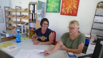Bild: bk
Die Ferienzeit wird gut angenommen: 94 Ausleihungen in einer Stunde sprechen dafür, stellen (von links) Tanja Wagner und Christa Nickl zum Beispiel am Mittwoch fest. Ab Oktober werden auch E-Book-Leser mit Lesestoff bedient.
