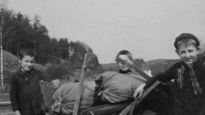 Repro: schß
Ein seltenes Bild-Dokument zeigt Kinder aus der Volksschule Allersburg 1944 beim Lumpen- und Altmetallsammeln (von links): Georg Geitner, Josef Weigert (beide Allersburg) und Georg Lautenschlager (Ödallerzhof).