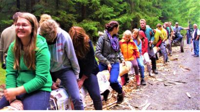 Bild: jml
Bevor der Kirwabaum wieder in die Senkrechte gehoben wird, muss er die TÜV-Bruchbelastungsprüfung der Weißenbrunner Kirwaleit bestehen. Eine Ausgabe vom Neuen Tag dient d'Kirwaleit' als Schutzbelag gegen Harzflecken.