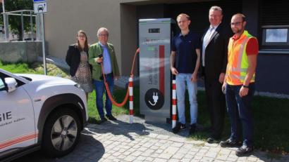 Bild: wro
Erste „Betankung“ beim Rathaus: Im Bild (von links) Doreen Ibrahimovic, Bürgermeister Toni Dutz, Daniel Völkl von der Verwaltungsgemeinschaft Wiesau, N-Ergie-Kundenmanager Michael Lingg und der stellvertretende Leiter des Bauhofes, Alexander Bäumler.