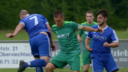 Bild: ham
Manuel Löffelmann (grünes Trikot) und seine Kollegen vom FC OVI/Teunz sind in der Kreisliga West gut unterwegs. Jetzt gastiert der FC Rötz zum Spitzenspiel in Teunz.