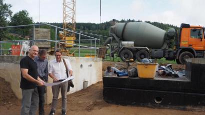 Bild: bl
Bürgermeister Walter Schauer, Tobias Baumer von der gleichnamigen Baufirma und Wolfgang Vetter vom Ingenieurbüro Weiss (von links) begutachten den Fortschritt auf der alten Kläranlage, die nun für den Anschluss an Thanstein umfunktioniert wird.