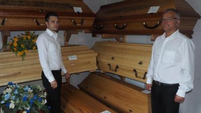 Bild: bl
Max Stubenvoll (links) übernimmt von seinem Vater Peter nicht nur die Schreinerei, sondern auch die Aufgaben eines Bestatters.