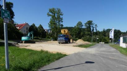 Bild: rn
Zum Jahreswechsel wird der TÜV von der angemieteten Halle (rechts) in sein neues Prüfgebäude "umziehen". Die Vorarbeiten für den Neubau laufen seit wenigen Tagen.