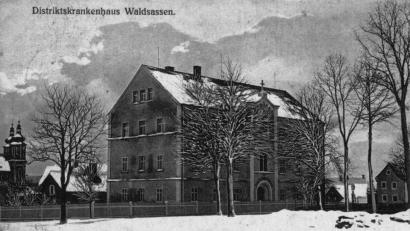 Archivbild: Sammlung Treml/exb
Das Waldsassener Krankenhaus im Jahre 1910, nachdem es im Jahr zuvor ein zweites Stockwerk erhalten hatte.