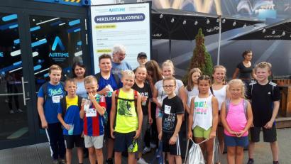 Bild: wlr
Ausgepowert, aber glücklich sind die SV-Kinder. Sie hatten einen tollen Tag im Trampolinpark in Nürnberg.