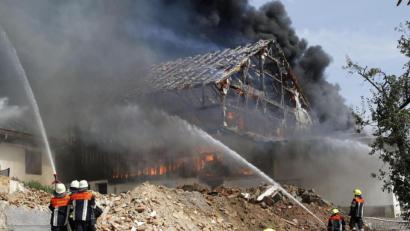 Bild: Markus Zechbauer/dpa
Feuerwehrleute löschen einen Großbrand auf einem landwirtschaftlichen Betrieb in Thyrnau (Kreis Passau). Vier Feuerwehrleute wurden bei den Löscharbeiten verletzt. Mindestens 30 Tiere starben in den Flammen.