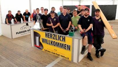 Bild: mef
„Oh Kirwa lou niad nou. "“Alle Hände voll zu tun haben Vorsitzender Dominik Mittelmaier (Zweiter von rechts) und sein Team. Sie rüsten sich für die Flosser Kirwa.