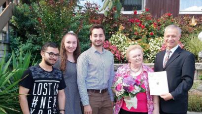 Bild: Stefanie Gradl
Zweiter Bürgermeister Thorsten Grädler (rechts) und drei Enkelkinder gratulieren der Jubilarin Frieda Paulus zum 80. Geburtstag.