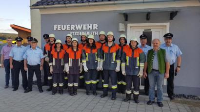 Bild: gi
Die Feuerwehr Etzgersrieth legte mit Bravour die Leistungsprüfungen der Stufen von 1-6 ab. Dazu gratulierten Bürgermeister Hermann Ach (links) sowie die beiden Vorsitzenden Rudolf Mitlmeier (Dritter von rechts) und Fritz Steinhilber (Zweiter von rechts).