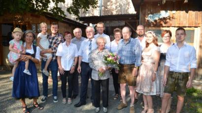 Bild: fz
Anneliese Retzer feiert mit Familie und Freunden 80. Geburtstag.