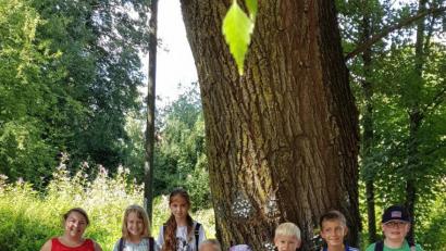 Bild: Stefanie Gradl
15 Schatzsucher machen sich zusammen mit den Betreuerinnen Jessica Ruppert und Kristina Merkl (Zweite und Dritte von links) auf den abenteuerlichen Weg durch die Vilsauen.