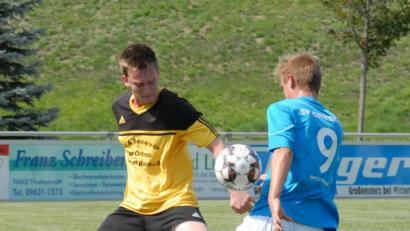 Bild: gb
Kreisklassen-Spitzenreiter FC Tirschenreuth II fertigte die SG Griesbach/Großkonreuth mit 5:1 ab. Hier stoppt Benedikt Schirmer (links) den Gästespieler Julian Burger.