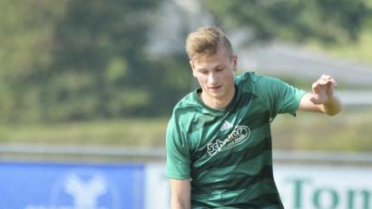 Bild: Ziegler
Der Schlichter Rechtsverteidiger Fanian Lukesch (rechts) im Zweikampf mit dem Utzenhofener Marius Ehrnsperger.