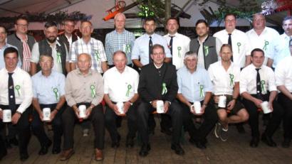 Bild: Hirsch
Der Burschenverein Neukirchen ehrte die 22 Vorsitzenden seit 1963. Sie bekamen einen Erinnerungskrug und ein Festabzeichen.