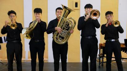 Bild: do
Zum Abschluss der Speinsharter Sommerkonzerte imponiert das weiche, runde und virtuose Spiel des jungen Blechbläser-Quintetts des Musikkonservatoriums der chinesischen Metropole Xi'an.