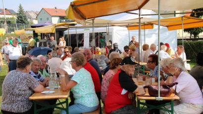 Bild: prh
Gelungene Premiere: Viele Senioren kommen bei herrlichem Wetter zum 1-Euro-Fest der Siedler in den Garten des AWO-Heims. Sie genießen Kuchen, Brotaufstriche und Grillsachen.