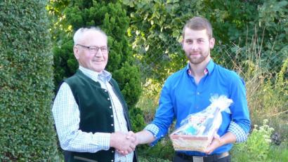 Bild: bej
Über ein Vierteljahrhundert stand Rudolf Kramer (links) an der Spitze der MMC Kulz. Sein Nachfolger Max Weingärtner sprach ein großes Dankeschön aus und überreichte ein Geschenk.