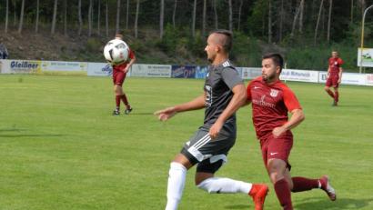 Bild: gb
Die SG SV Mitterteich II/SV Steinmühle I (links Daniel Lauterbach) kassierte gegen den TSV Waldershof (rechts Christian Heinrich) mit 3:6 die dritte Niederlage in Folge.