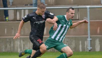 Bild: ref
Timo Kohler (rechts, hier gegen Ingolstadt im Pokal) ist durch seine Schnelligkeit oft nur durch ein Foul zu stoppen. In Erlangen holte er einen Elfmeter heraus.