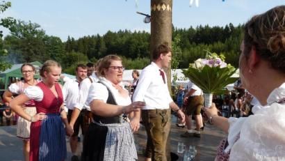 Bild: rlö
Immer wieder wechselte der Strauß unter den Paaren. Bis der Wecker ein Einsehen hatte, mussten die Breitenbrunner Kirwapaare am Sonntag bei den Tanzrunden um den Baum viel Schweiß vergießen.