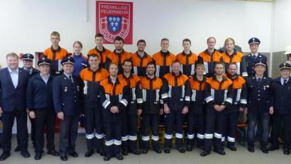 Bild: jp
Die Teilnehmer der Feuerwehr Wolsfeld freuen sich mit (von links) Bürgermeister Stefan Braun, Helmut Braun, Alexander Graf sowie (rechts) Hubert Blödt über die bestandenen Leistungsabzeichen.