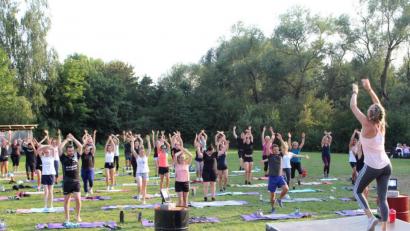 Bild: Dagmar Williamson, dwi
Sonne, Sport und Schwitzen: Für Trainerin Samira Gmelch ist das kein Problem. Das Freiluft-Training begeisterte Groß und Klein und auch Kurzentschlossene ließen sich mitreißen.