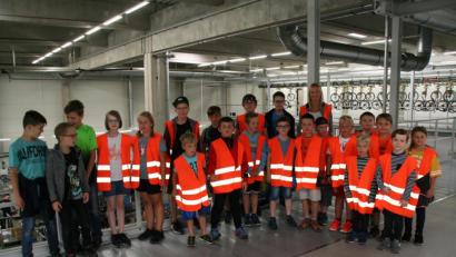 Bild: fpoz
Die jungen, interessierten Besucher in der Cube-Montagehalle mit Marie Korzen von der Marketing-Abteilung.