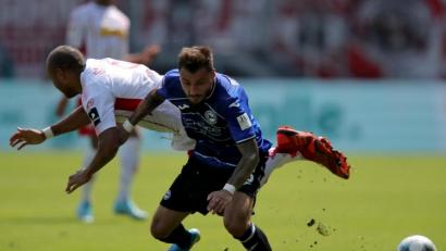 Bild: agentur_dpa
Viele Zweikämpfe prägten das Spiel der Jahn-Elf gegen Bielefeld. Hier zieht Jann George (links) den Kürzeren gegen Jonathan Clauss.