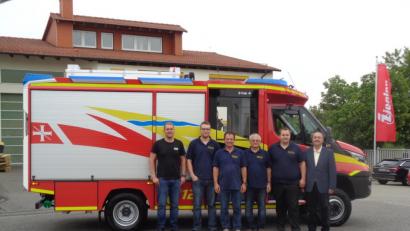 Bild: dpe
Die Gebenbacher Feuerwehrleute Tobias Milde, Christian Weber, Jürgen Heinz, Thomas Schöpf und Georg Wisneth sowie Bürgermeister Peter Dotzler (von links) übernahmen das neue Mittlere Löschfahrzeug (MLF) der FFW Gebenbach-Kainsricht.