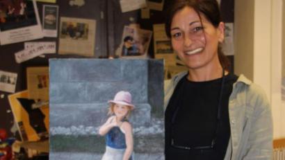 Bild: ads
Die georgische Künstlerin Irine Shotadze zeigt das Ölgemälde, das nun versteigert wird. Der Erlös soll einem Waisenhaus zugute kommen.