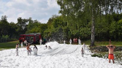 Bild: mde
Schaumrutsche der Feuerwehr Erbendorf im Freibad Erbendorf anlässlich des Ferienprogramms der Steinwaldstadt.